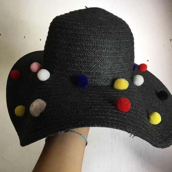 Pom-Pom straw hat! So stylish 😍 - Picture 3 of 5